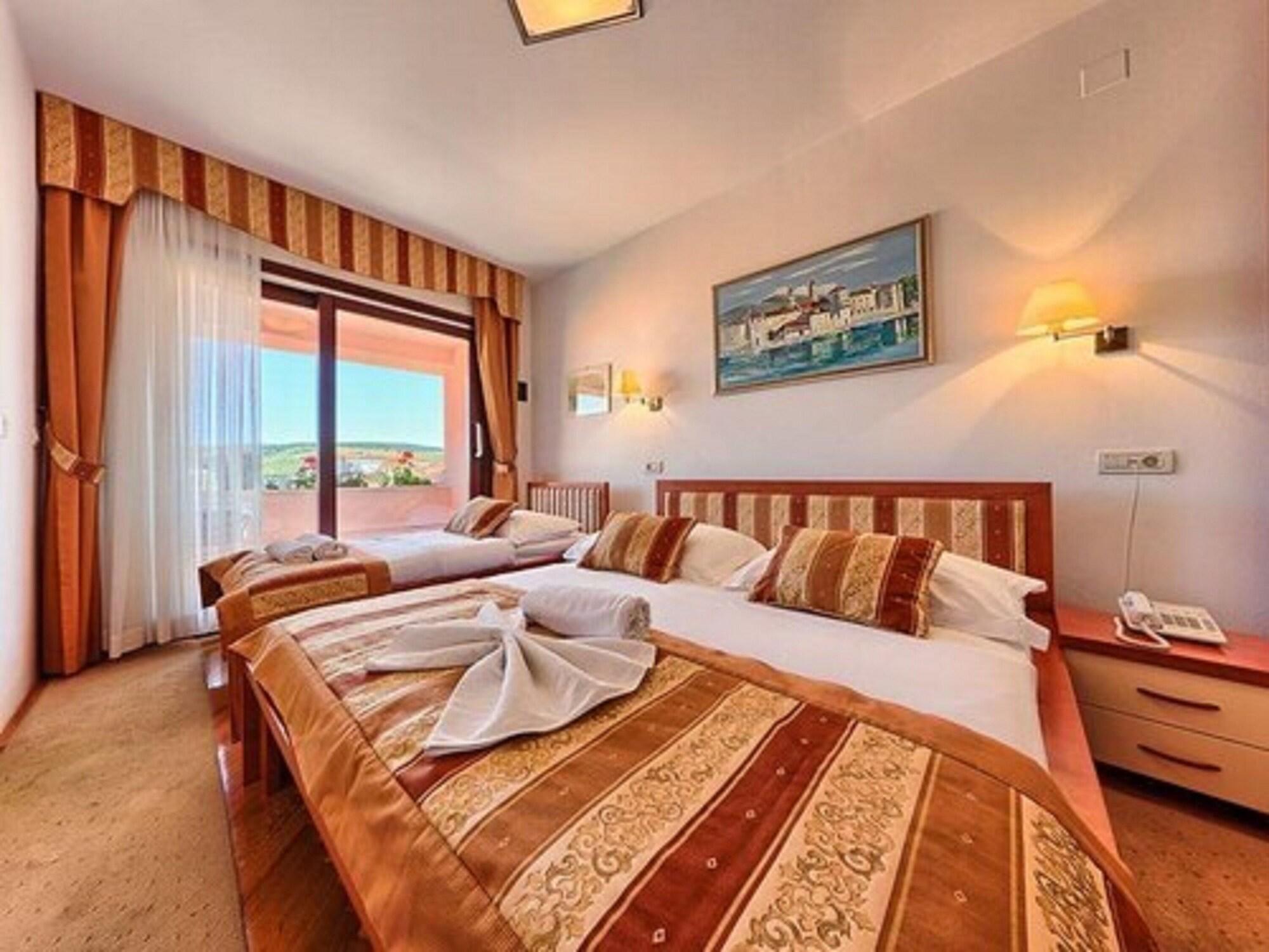 Hotel Trogirski Dvori Экстерьер фото